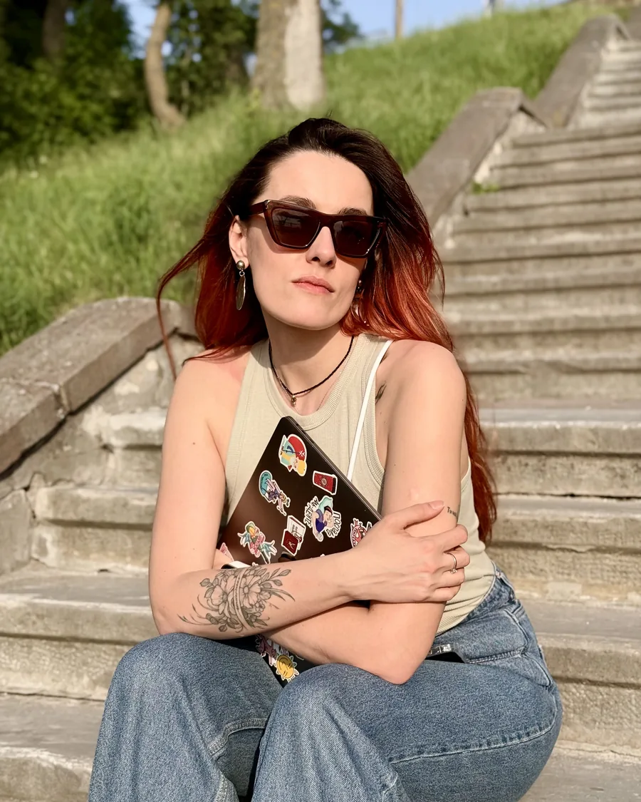 Анна Медвідь на кам’яних сходах у парку